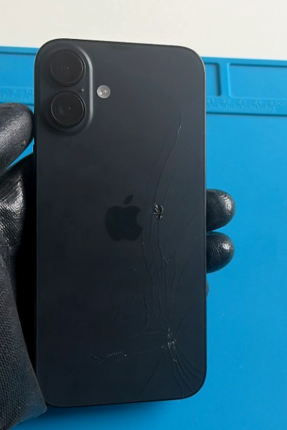 iPhone vitre arrière fissurée avant réparation
